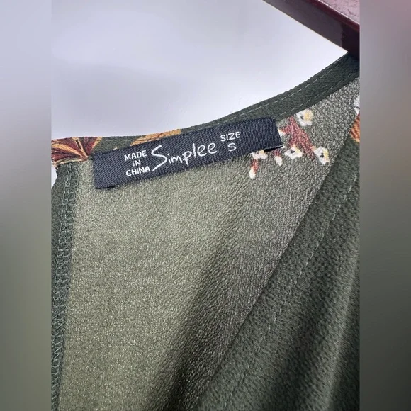 Simple Red and Green V-Neck Bell Sleeve Gown - Picture 3 of 7